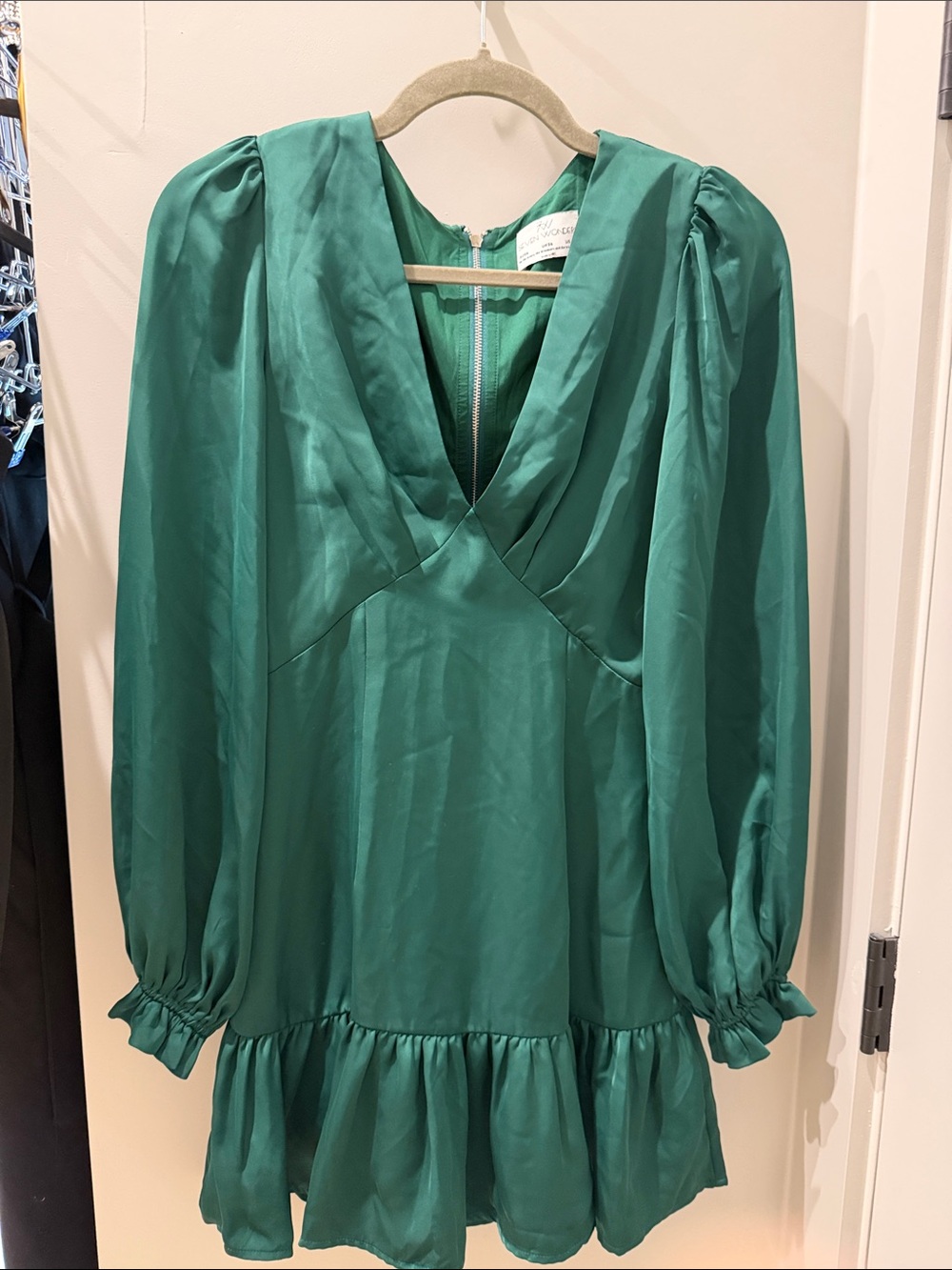 Emerald Green Mini Dress with V-Neck and Ruffle Hem